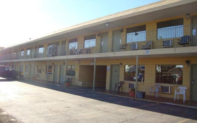 Townhouse Inn & Suites