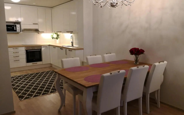 Charming Pine View Apartment