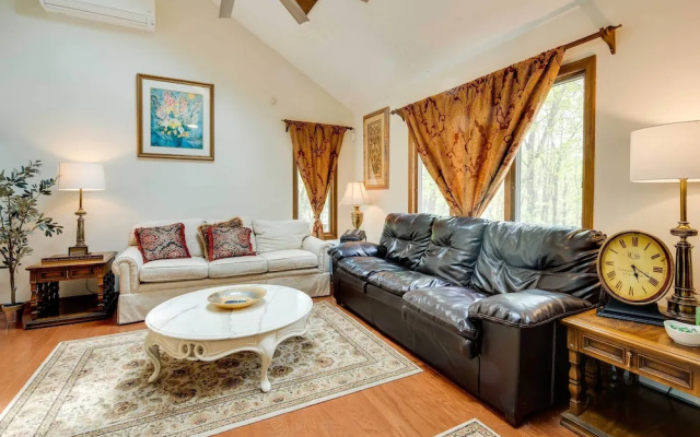 Albrightsville Family Hideaway w/ Private Hot Tub!