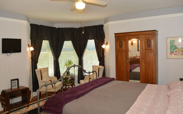 Deer Creek Inn