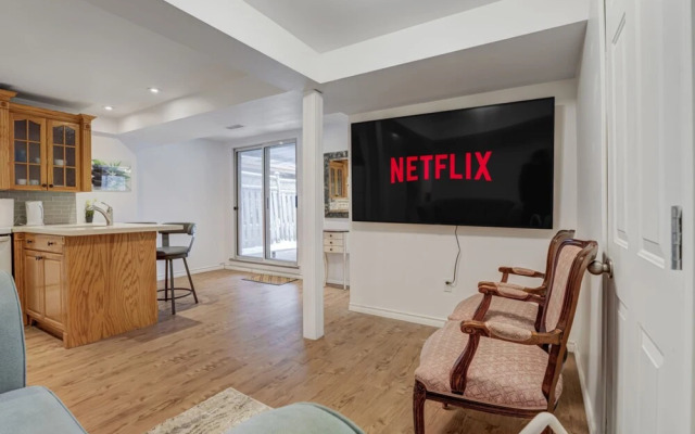 Comfortable Whitby 2 Bedroom Lower Suite