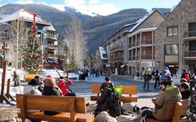 Spacious 4 Bedroom Townhome in River Run Village Within Walking Distance to Gondola and Restaurants