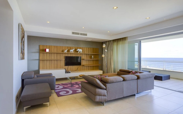 Luxury Seafront Oasis in Central Sliema with Pool