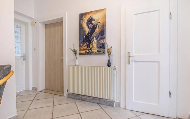 Cozy 3BR Apt with Garden Sleeps 10