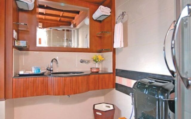 Sterling House boat Lake Palace Alleppey