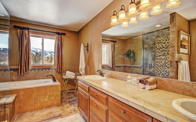 High Point Chateau 4 Bedroom Home by RedAwning