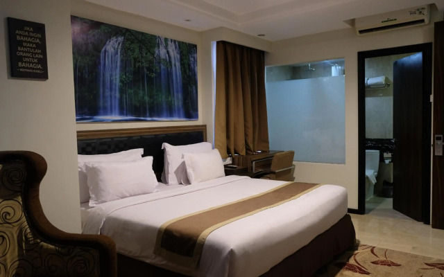Travellers Hotel Phinisi