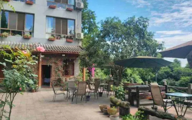 Nongyue Emei Shanju Hostel