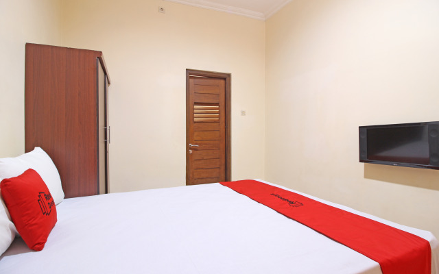 RedDoorz near Hartono Mall 3