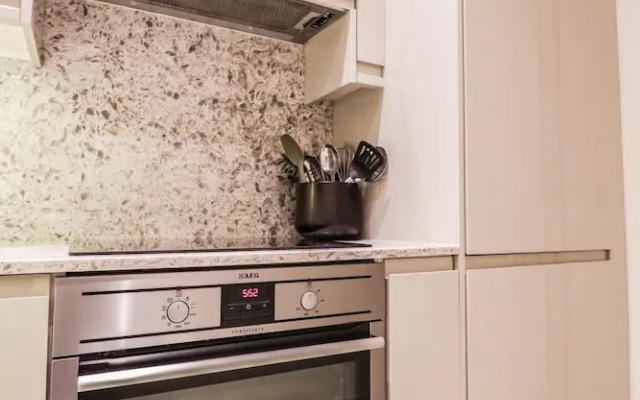 Beautiful Kensington Garden Apartment