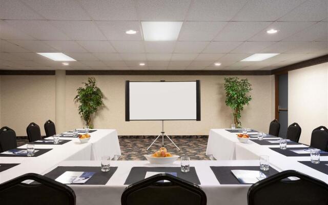 Travelodge by Wyndham Conference Centre & Suites Whitecourt