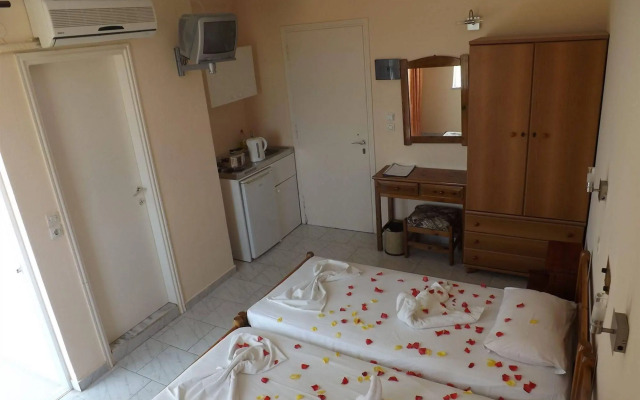 Leonidas Hotel and Studios