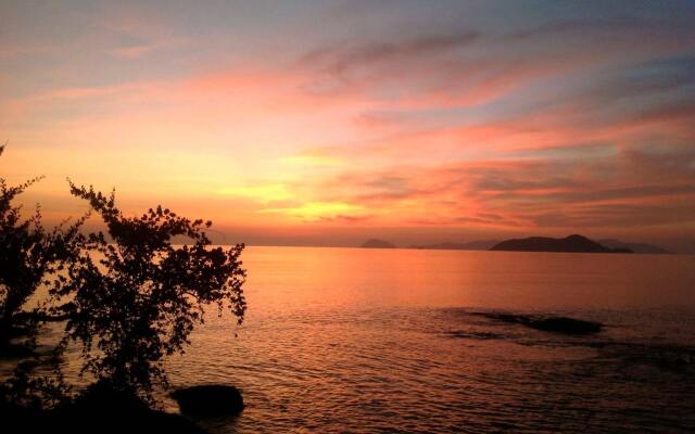 Banana Sunset Bar & Bungalows