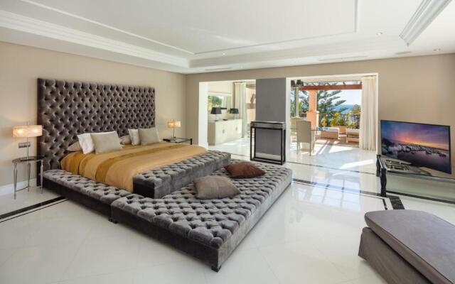 Cubo's Luxury Beach Front Duplex Puerto Banús