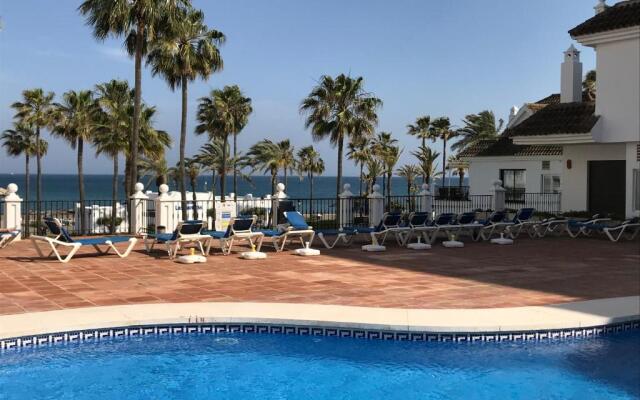 2204-Luxury apt on the beach,new,on duquesa port!