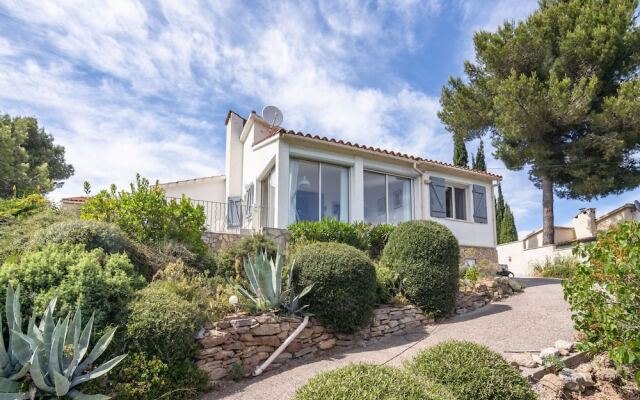 Alluring Villa in Pouzols-minervois With Jacuzzi