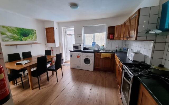 Lovely 5-bed House in London