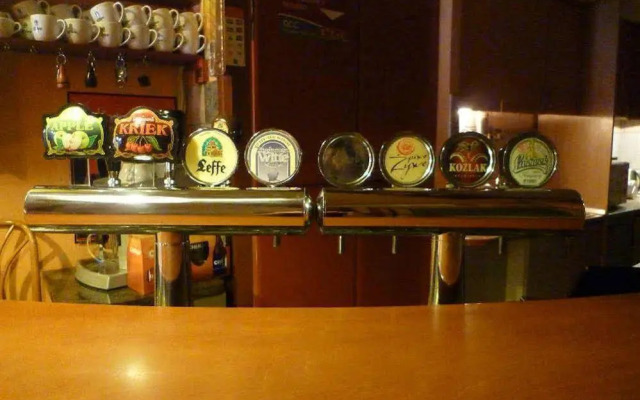 Academus Pub & Apartments