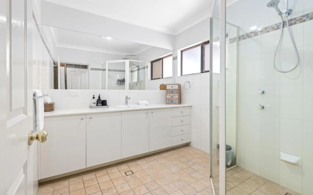 Belle Cottage on March - CBD - High End Heritage – Bathroom – Orange