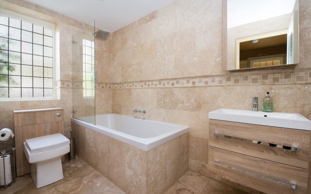 Deluxe 2/3 Bed Hottub Skytv