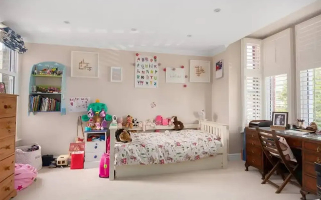 Exquisite 5BR West London House Near Acton Park