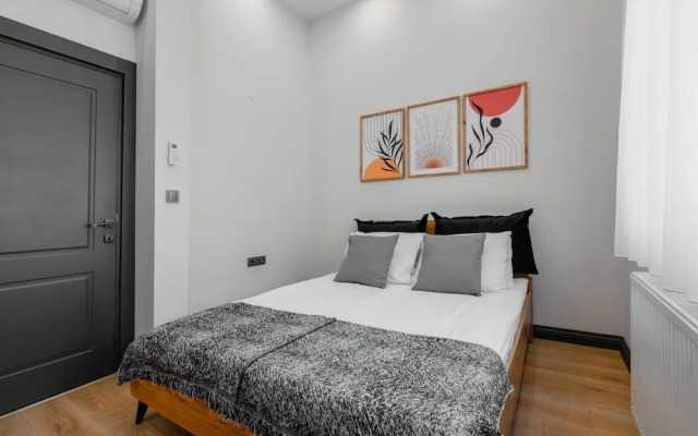 Stylish Flat w Balcony Near Lara Beach