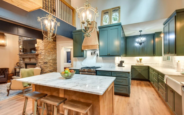 Luxurious Clarkesville Cabin w/ Decks & Fire Pit