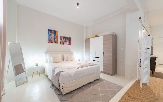 Stylish and Spacious Koukaki Apartment by Cloudkeys