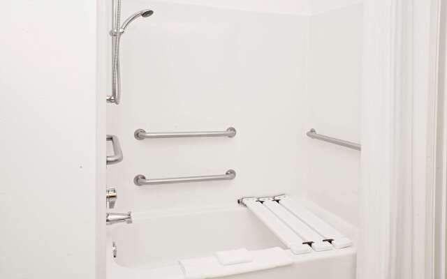 Super 8 by Wyndham Three Rivers