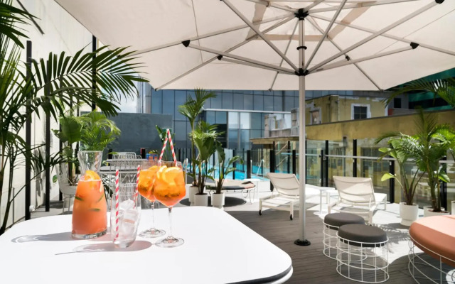 Adelphi Hotel