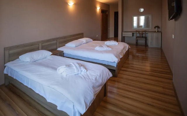 Leader Hotel