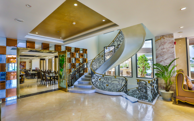 Holiday Beach Hotel Danang