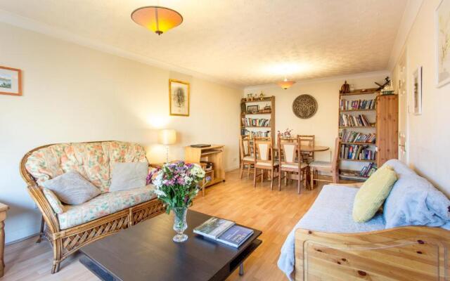 Central & stylish 3 bedroom, 2 bath, free parking