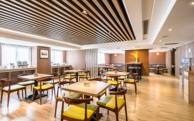 Atour Hotel Pingliang Lvdi Plaza