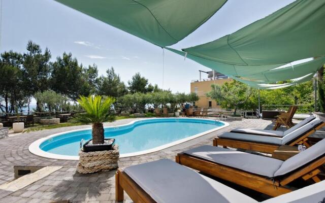 Ark Beach Hotel