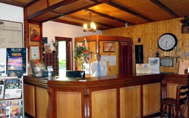 Family Hotel Adjev Han