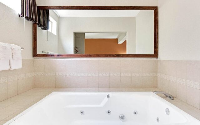 MC Pacific Inn & Suites