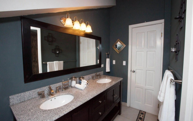 Tropical Suites Hotel