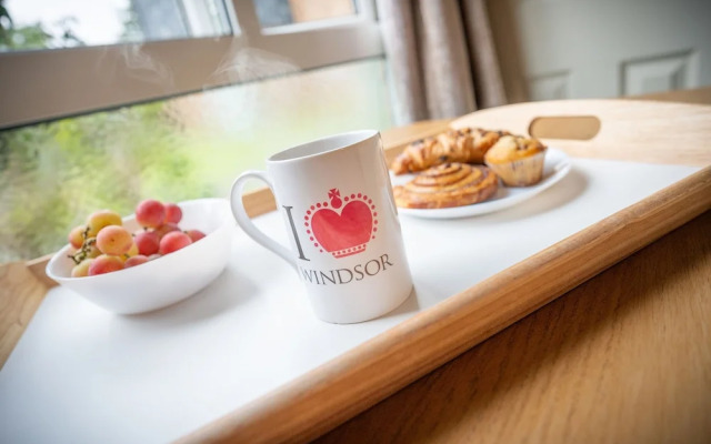 Stunning 2-bed Apartment in Windsor - Free Parking