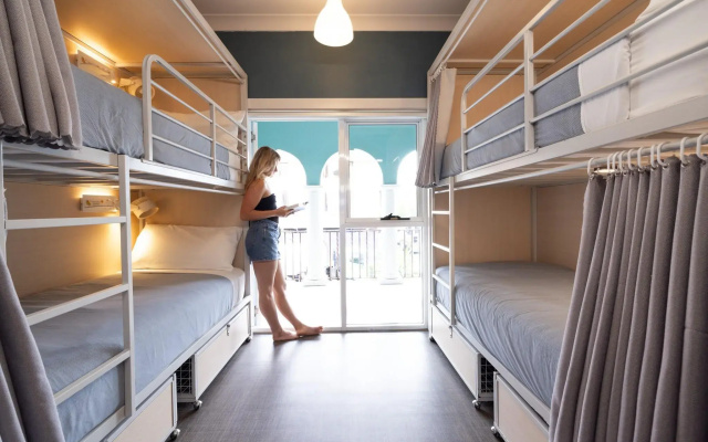 Stoke Beach House - Hostel