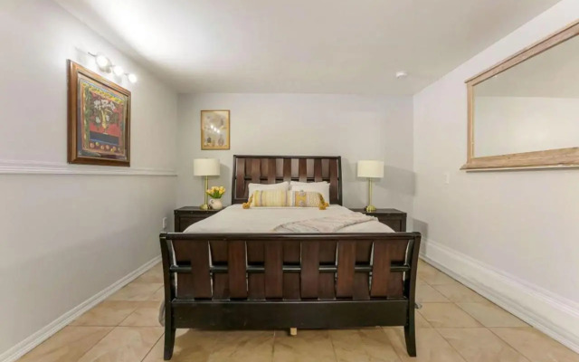 Elegant 4BR Condo in Downtown