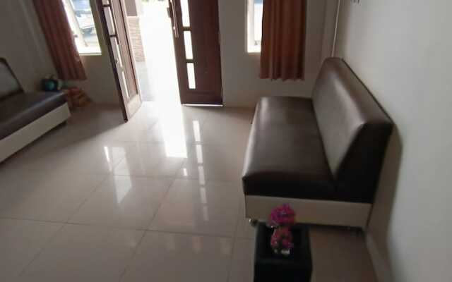 OYO 92243 Fanilly Guest House MarabahanNearJembatan Rumpiang