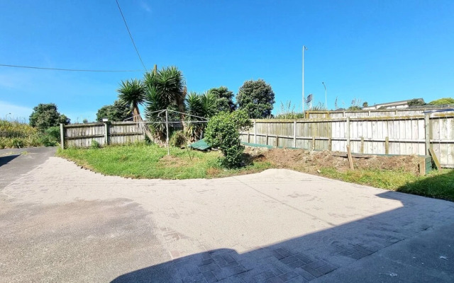 Lovely 2- Bedroom Unit with Free Parking