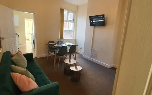 Spacious House in Stoke