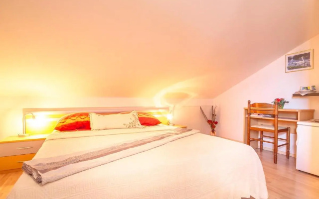 Apartments and rooms with WiFi Njivice, Krk - 5362