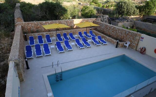 Wileg 4B Luxury Two Bedroom Apartment with Shared Swimming Pool.