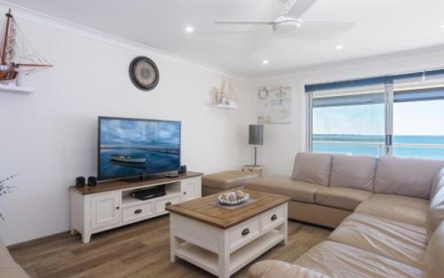 Sunrise Waters', 2/63 Soldiers Point Road - Stunning Waterfront Property – Guest Rooms – Soldiers Point