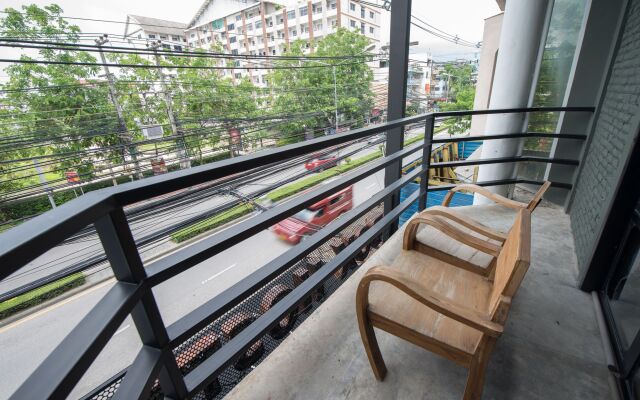Box Hostel N Cafe