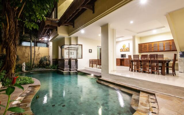 8-BR Private Pool Villa Walk to Seminyak Beach