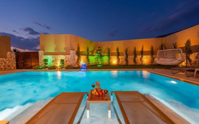 Luxury 4-bed Villa With Private Pool and Jacuzzi